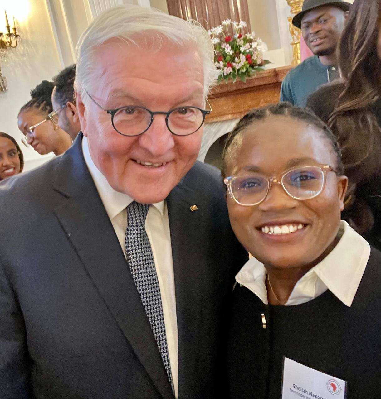 Sheilah Nasong'o, ehemaliges Patenkind aus Kenia, mit Bundespräsident Steinmeier (Quelle: privat) Sheilah Nasong'o, ehemaliges Patenkind aus Kenia, mit Bundespräsident Steinmeier (Quelle: privat)