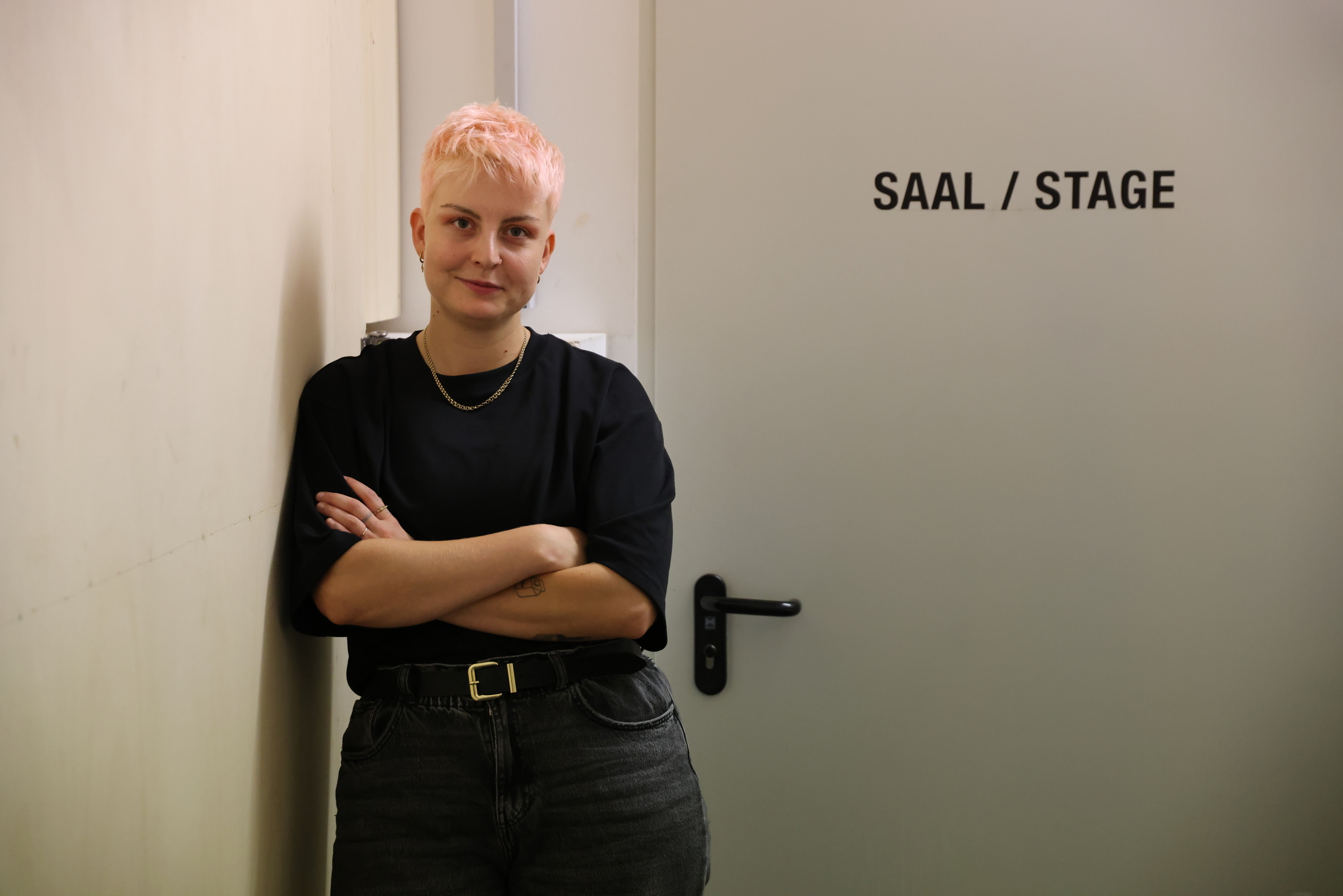 Leitung des Kinder- und Jugendaufsichtsrat des jungen Schauspielhauses vor der Tür zur Bühne (Quelle: KNH/Katharina Draub) Leitung des Kinder- und Jugendaufsichtsrat des jungen Schauspielhauses vor der Tür zur Bühne (Quelle: KNH/Katharina Draub)