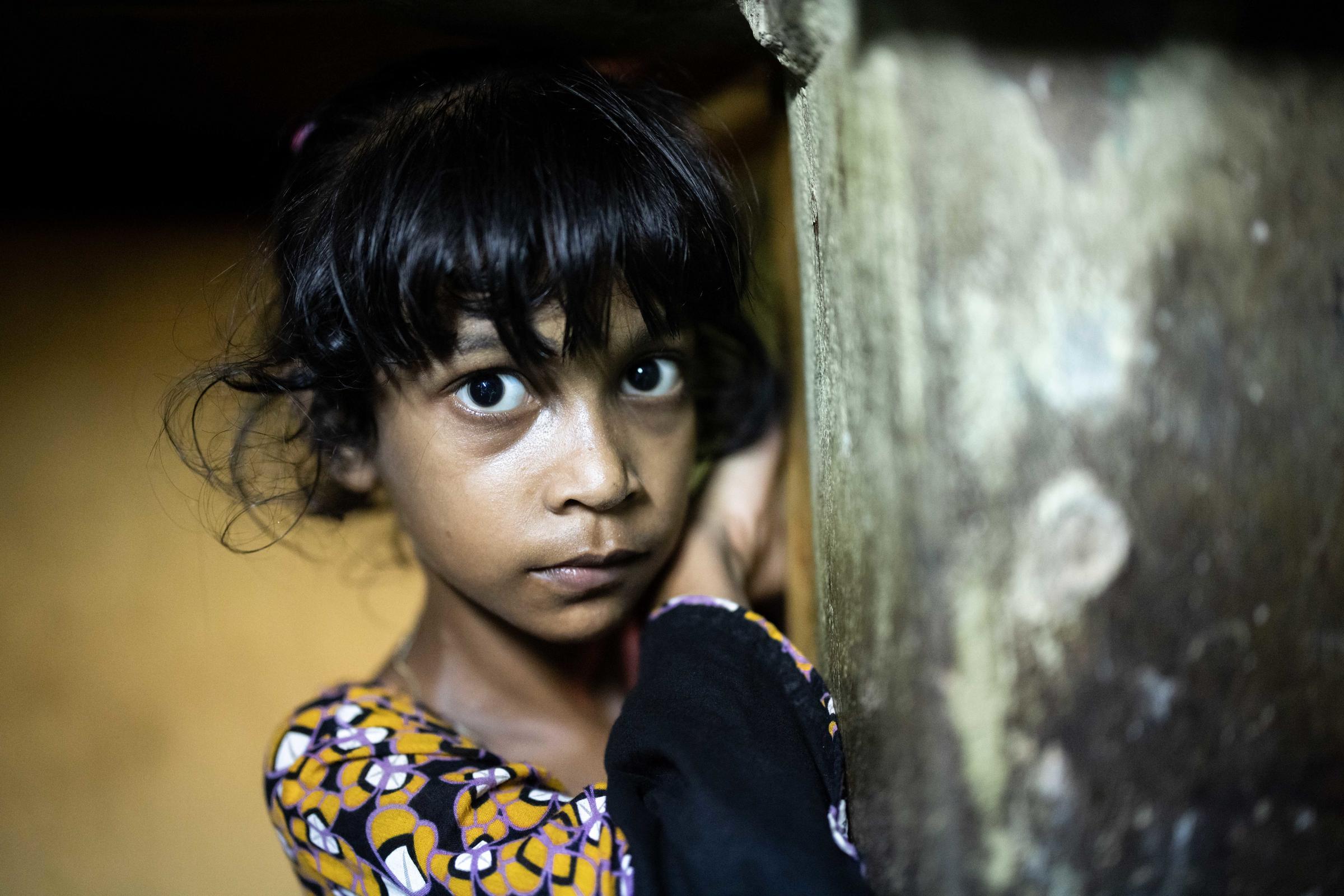 Ein Mädchen aus Bangladesch schaut schüchtern um die Ecke. (Quelle: Lars Heidrich) Ein Mädchen aus Bangladesch schaut schüchtern um die Ecke. (Quelle: Lars Heidrich)