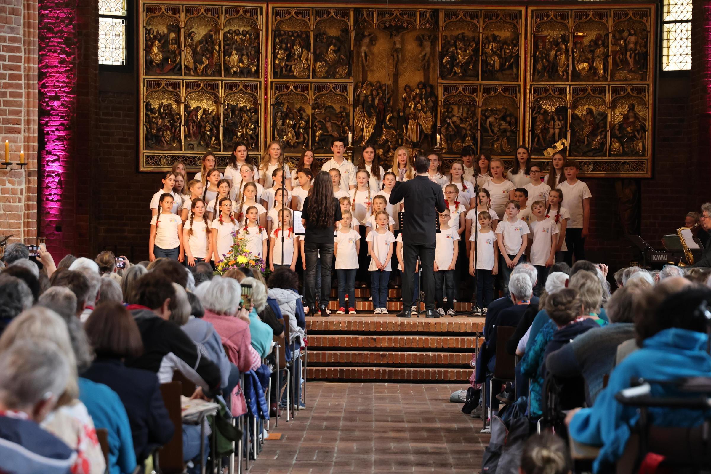 Kinderchor beim Familiengottesdienst am Kirchentag 2025 (Quelle: Kindernothilfe) Kinderchor beim Familiengottesdienst am Kirchentag 2025 (Quelle: Kindernothilfe)