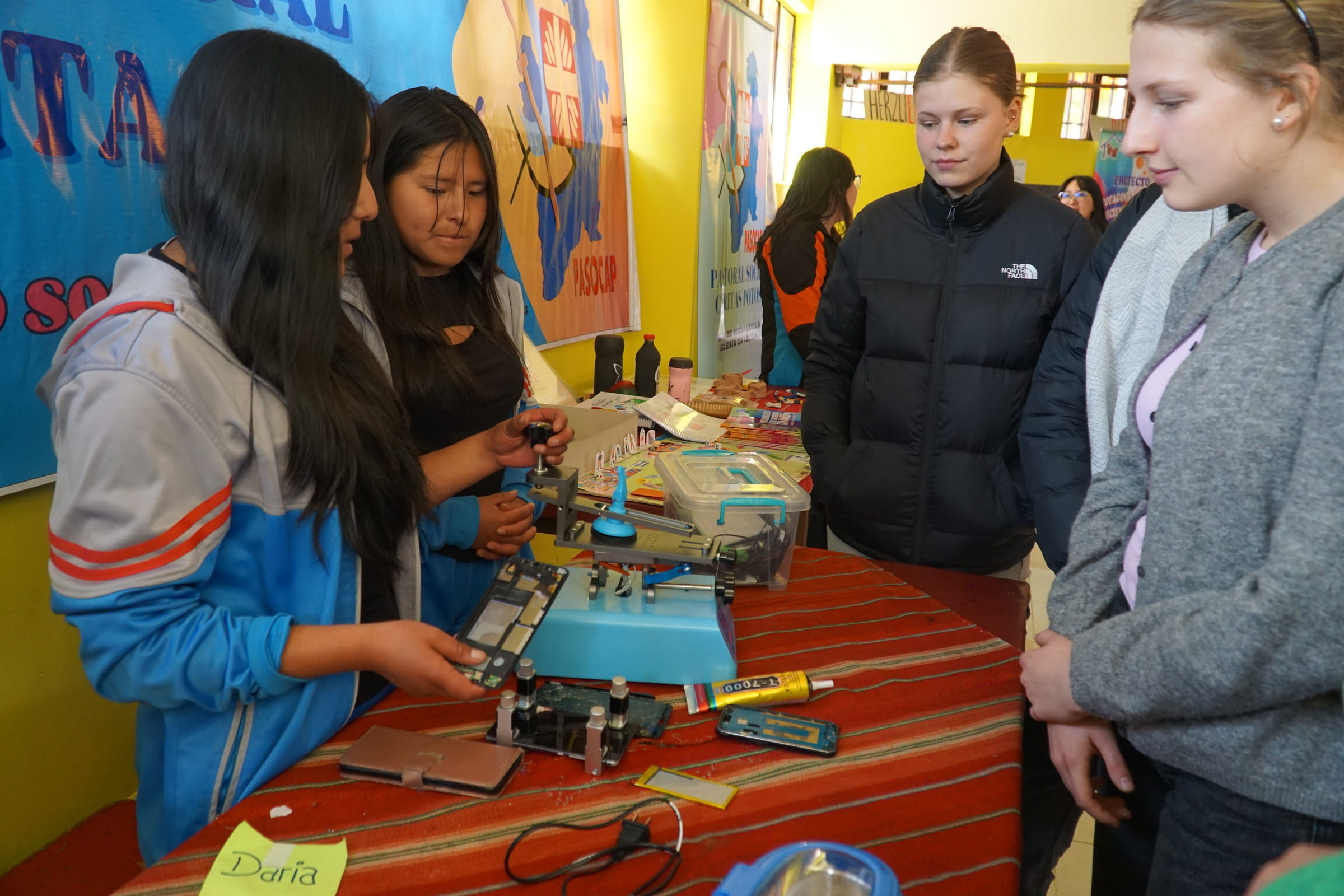 Zwei Mädchen aus Bolivien zeigen zwei Schülerinnen des Lachendorfer Gymnasiums Handy- und Elektro-Kleingeräte-Reparatur-Initiative des Kindernothilfe-Projekts (Foto: privat) Zwei Mädchen aus Bolivien zeigen zwei Schülerinnen des Lachendorfer Gymnasiums Handy- und Elektro-Kleingeräte-Reparatur-Initiative des Kindernothilfe-Projekts (Foto: privat)