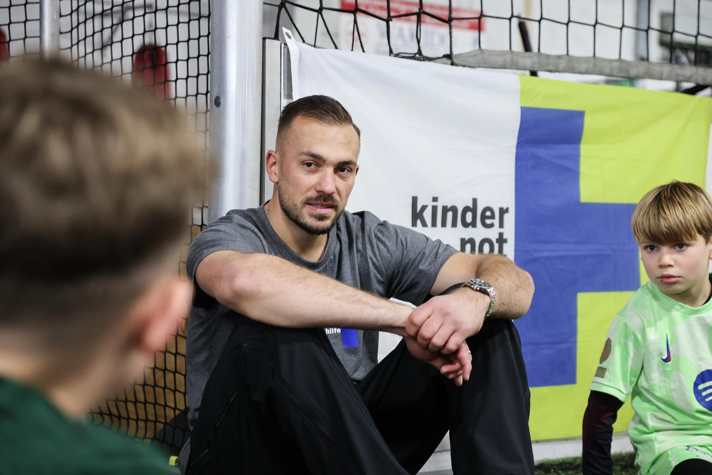 Florian Kastenmeier im Gespräch mit jungen Fußballern Florian Kastenmeier im Gespräch mit jungen Fußballern