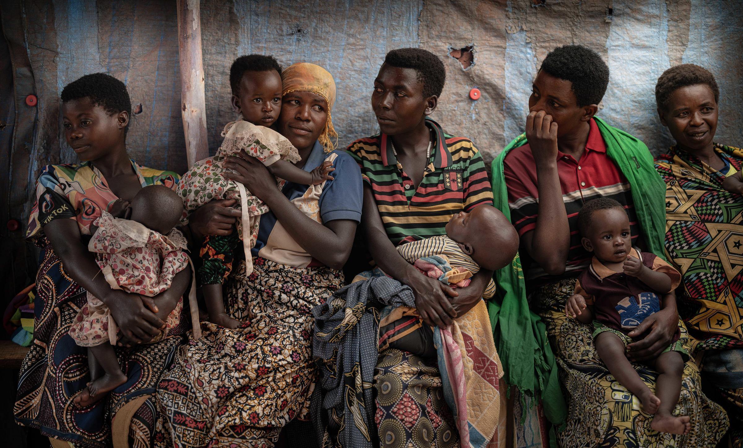 Wartende Mütter im Gesundheitszentrum von Nzove Hill. Hier werden ihre Babys gewogen, hier werden sie geschult – und manchmal gibt es hier sogar Essen. (Quelle: Jakob Studnar) Wartende Mütter im Gesundheitszentrum von Nzove Hill. Hier werden ihre Babys gewogen, hier werden sie geschult – und manchmal gibt es hier sogar Essen. (Quelle: Jakob Studnar)