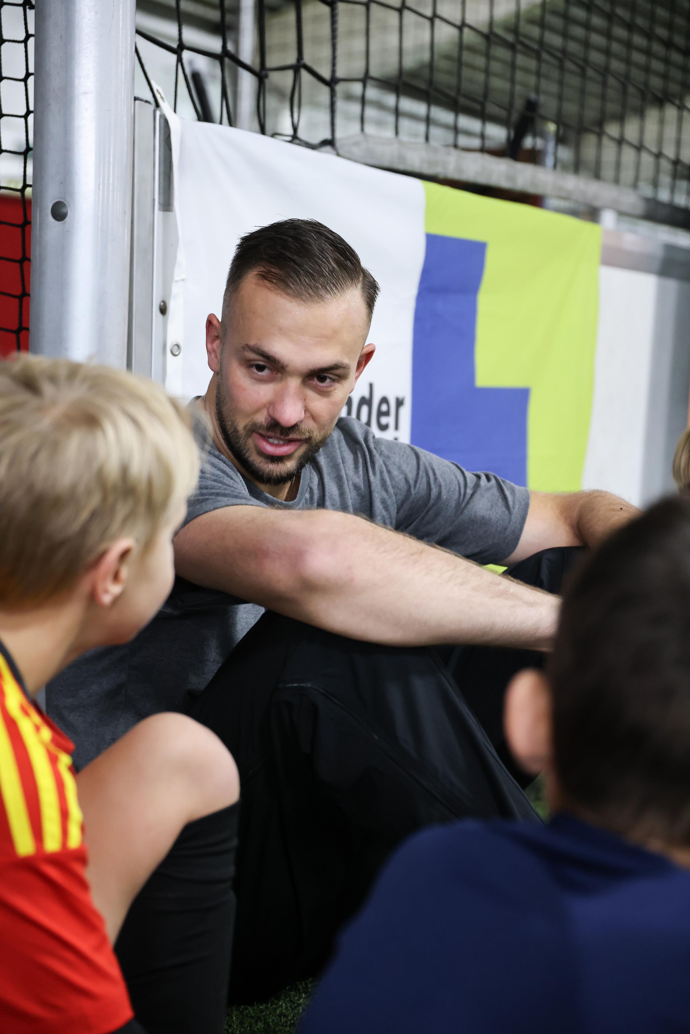 Florian Kastenmeier im Gespräch mit jungen Fußballern Florian Kastenmeier im Gespräch mit jungen Fußballern