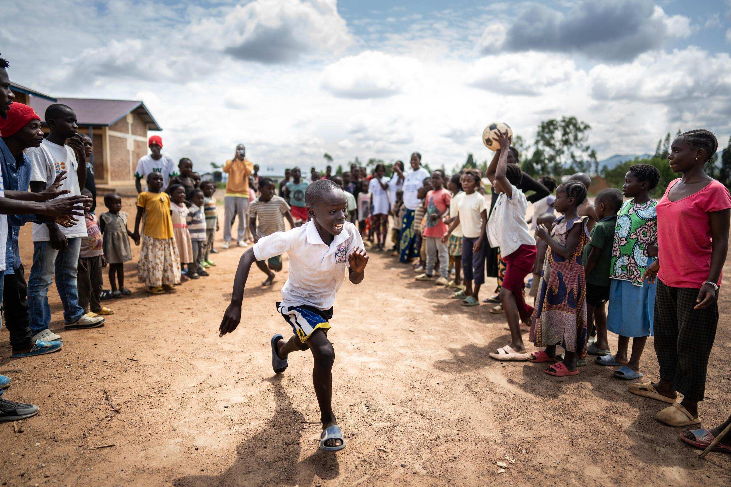 Ein Junge rennt durch das Flüchtlingscamp in Musenyi (Quelle: Jakob Studnar) Ein Junge rennt durch das Flüchtlingscamp in Musenyi (Quelle: Jakob Studnar)