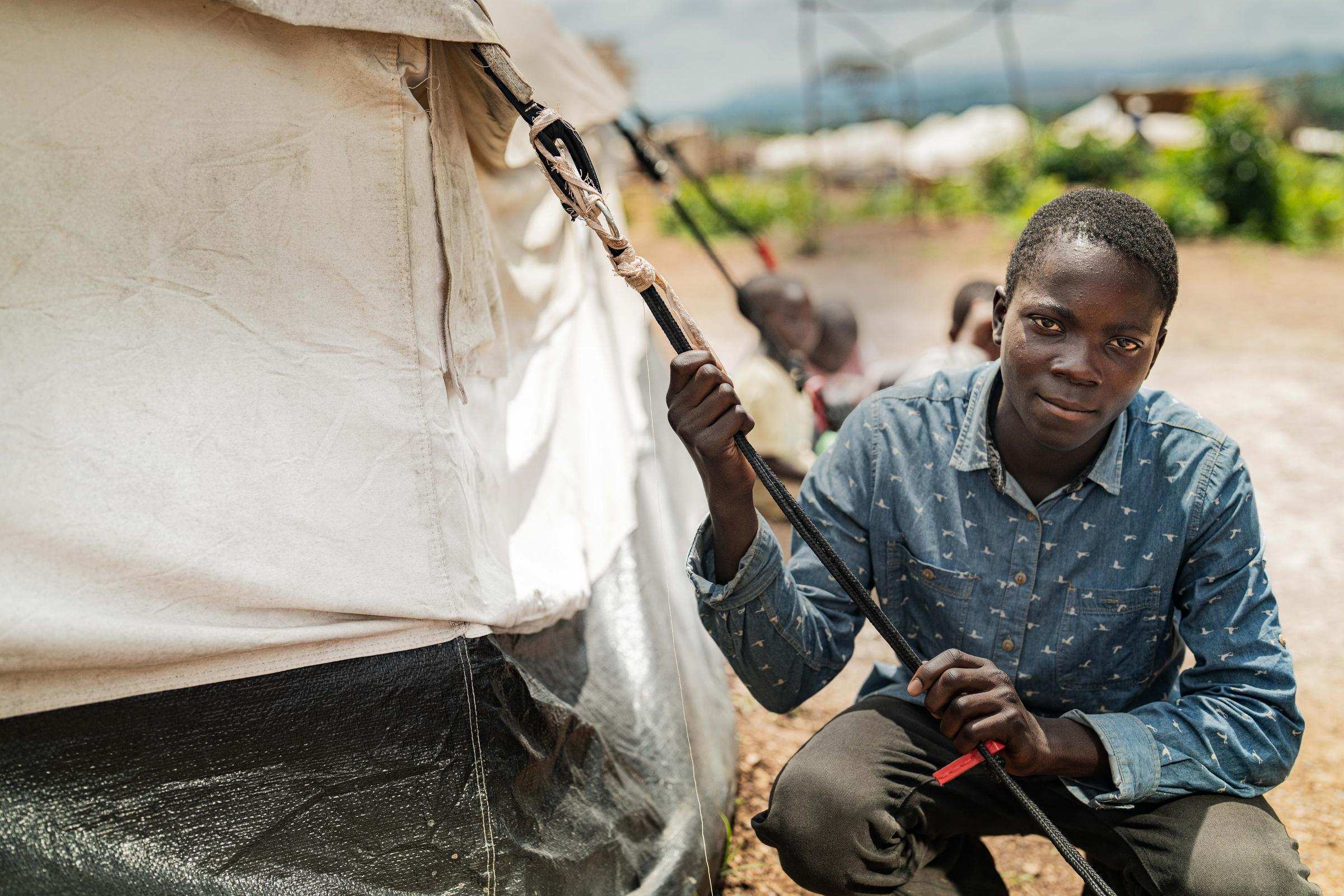 Kasongo neben einem Zelt im Camp (Quelle: Jakob Studnar) Kasongo neben einem Zelt im Camp (Quelle: Jakob Studnar)