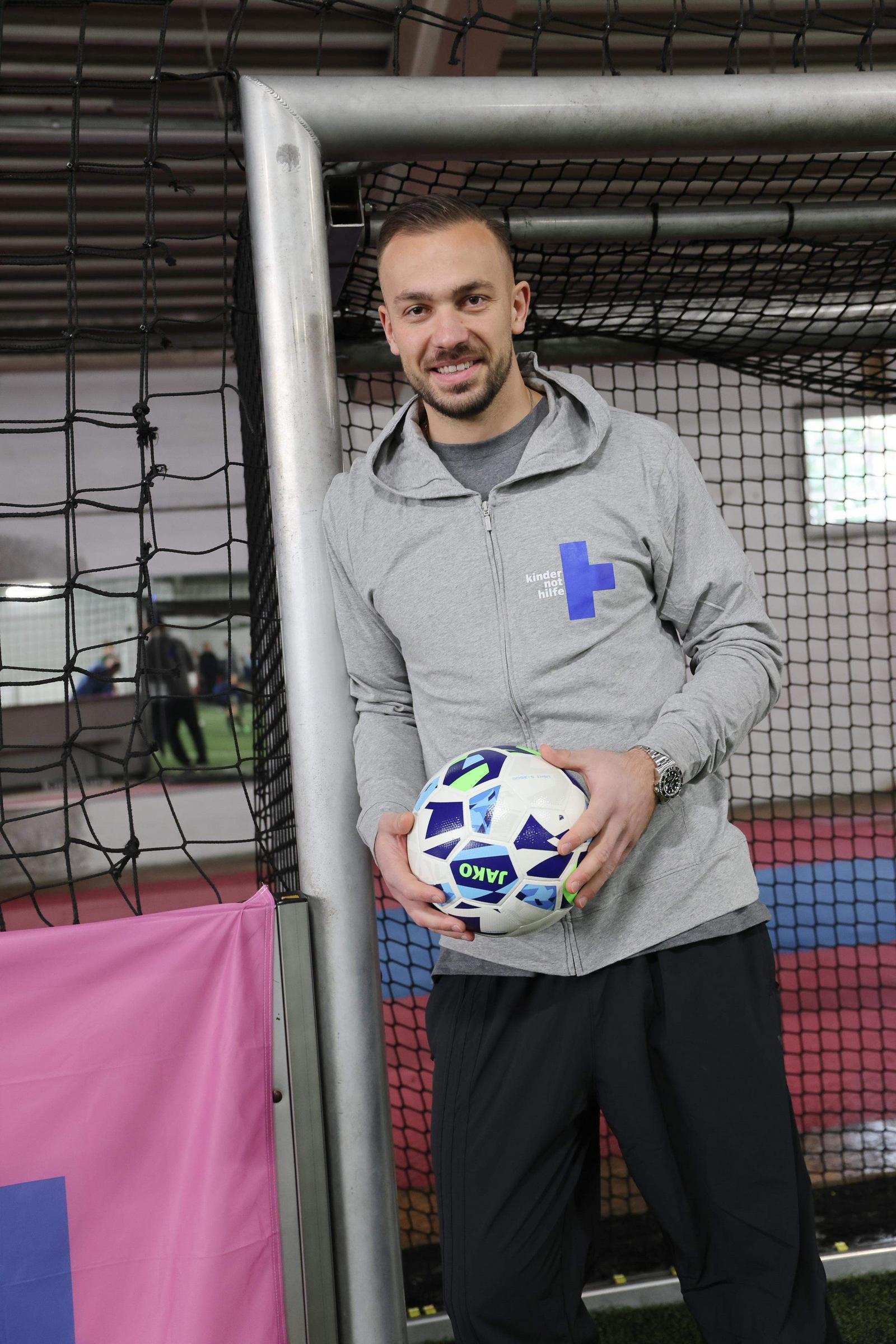 Kindernothilfe-Botschafter Florian Kastenmeier steht mit einem Ball in der Hand in einem Fußballtor (Quelle: Ralf Krämer) Kindernothilfe-Botschafter Florian Kastenmeier steht mit einem Ball in der Hand in einem Fußballtor (Quelle: Ralf Krämer)