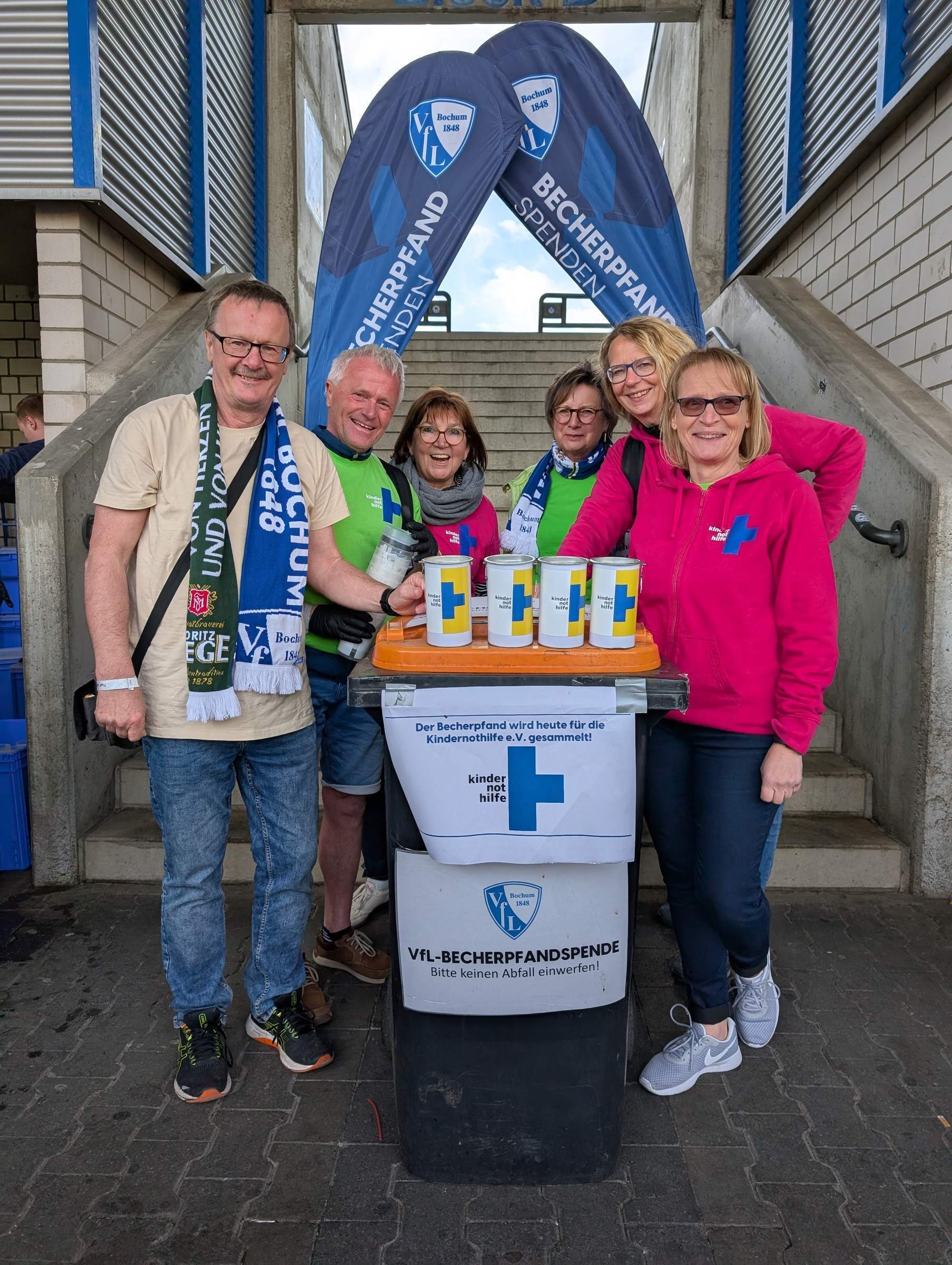 Pfandbecheraktion 05.04.2025 beim Bundesligaspiel VfL Bochum - VfB Stuttgart. Haupt- und ehrenamtliche Mitarbeiter sammeln gemeinsam für Kinderschutz im Sport (Quelle: Ludwig Grunewald) Pfandbecheraktion 05.04.2025 beim Bundesligaspiel VfL Bochum - VfB Stuttgart. Haupt- und ehrenamtliche Mitarbeiter sammeln gemeinsam für Kinderschutz im Sport (Quelle: Ludwig Grunewald)