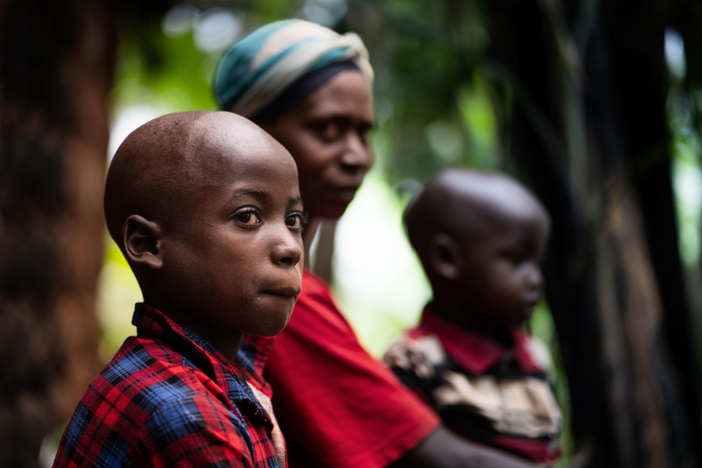 Der Mann im Haus: Ndi mit seiner Mutter und Bruder Gatete. (Quelle: Jakob Studnar) Der Mann im Haus: Ndi mit seiner Mutter und Bruder Gatete. (Quelle: Jakob Studnar)
