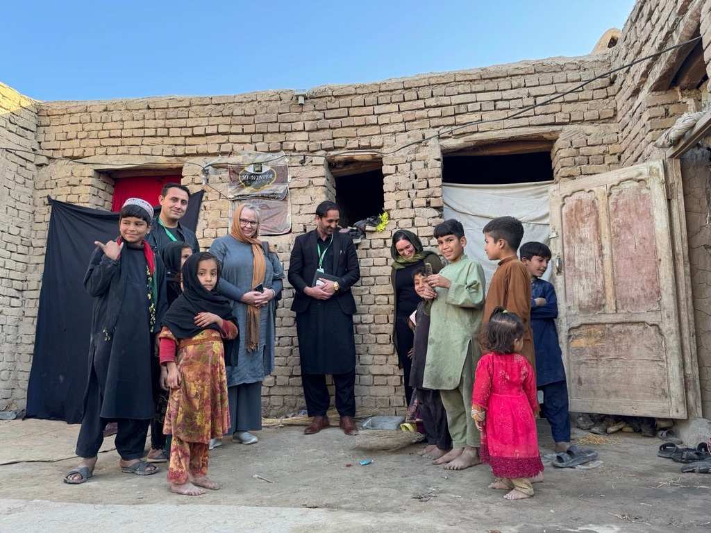 Zwei Mitarbeiterinnen der Kindernothilfe haben viele Familien mit Kindern auf ihrer Dienstreise in Afghanistan getroffen (Foto: Kindernothilfe-Partner) Zwei Mitarbeiterinnen der Kindernothilfe haben viele Familien mit Kindern auf ihrer Dienstreise in Afghanistan getroffen (Foto: Kindernothilfe-Partner)