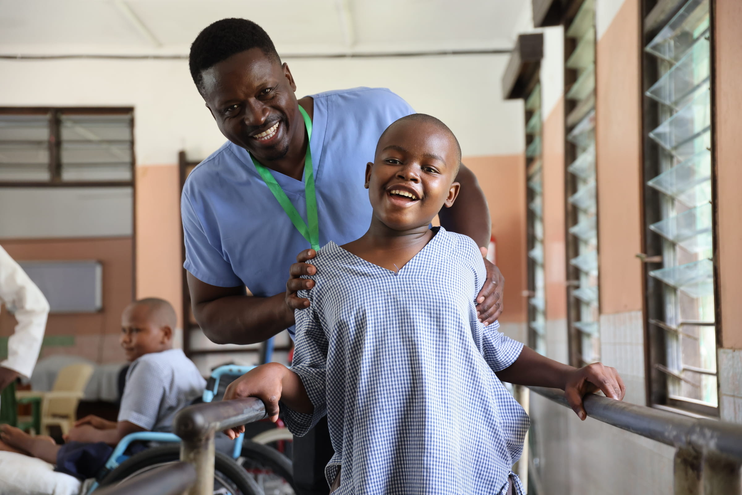 Ein Junge aus Kenia erhält bei der Nachsorge, einem Lauftraining, Unterstützung von einem Therapeuten (Quelle: Ludwig Grunewald) Ein Junge aus Kenia erhält bei der Nachsorge, einem Lauftraining, Unterstützung von einem Therapeuten (Quelle: Ludwig Grunewald)