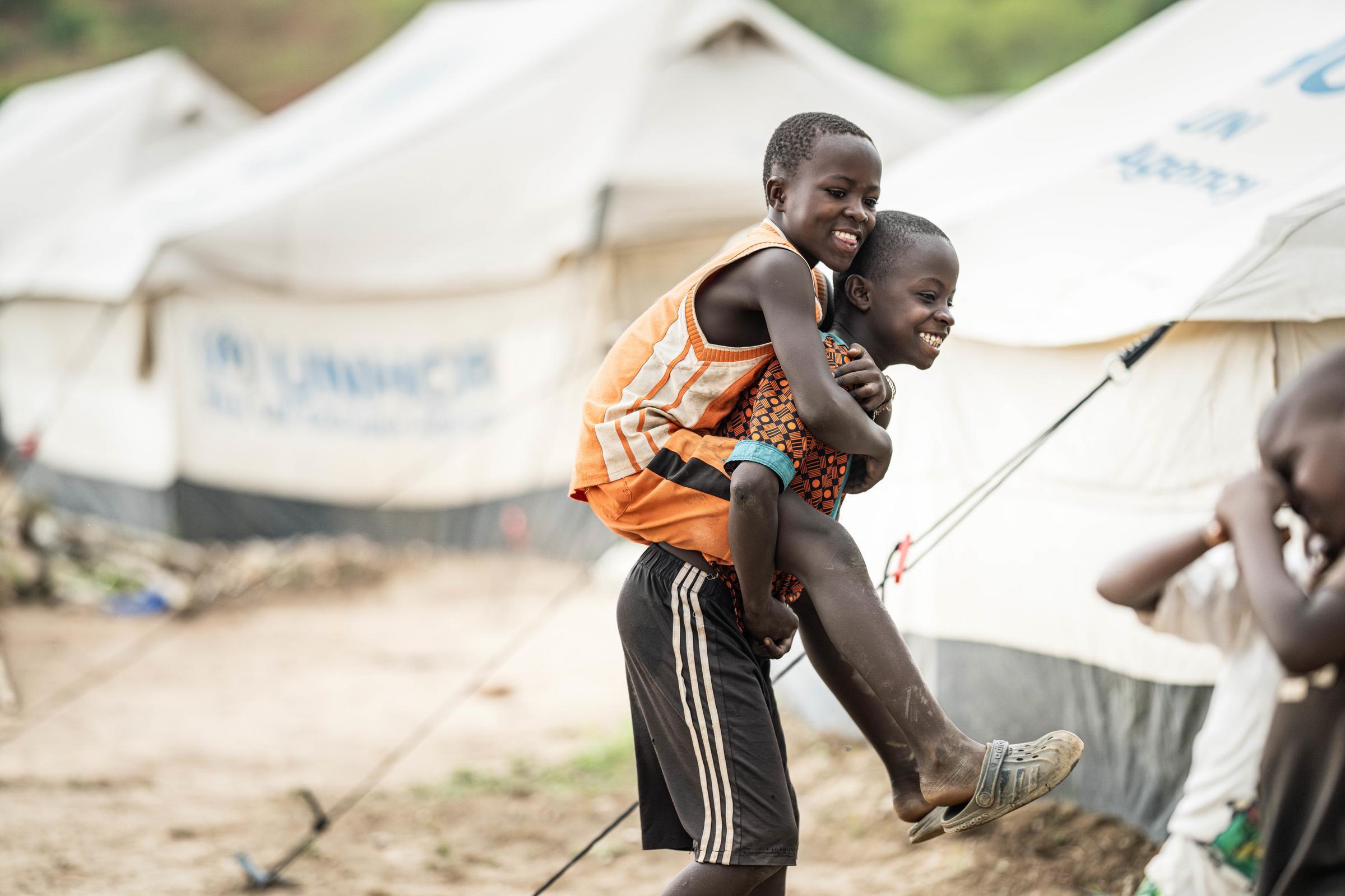 Kinder spielen im Flüchtlingslager in Burundi, Foto Jakob Studnar Kinder spielen im Flüchtlingslager in Burundi, Foto Jakob Studnar