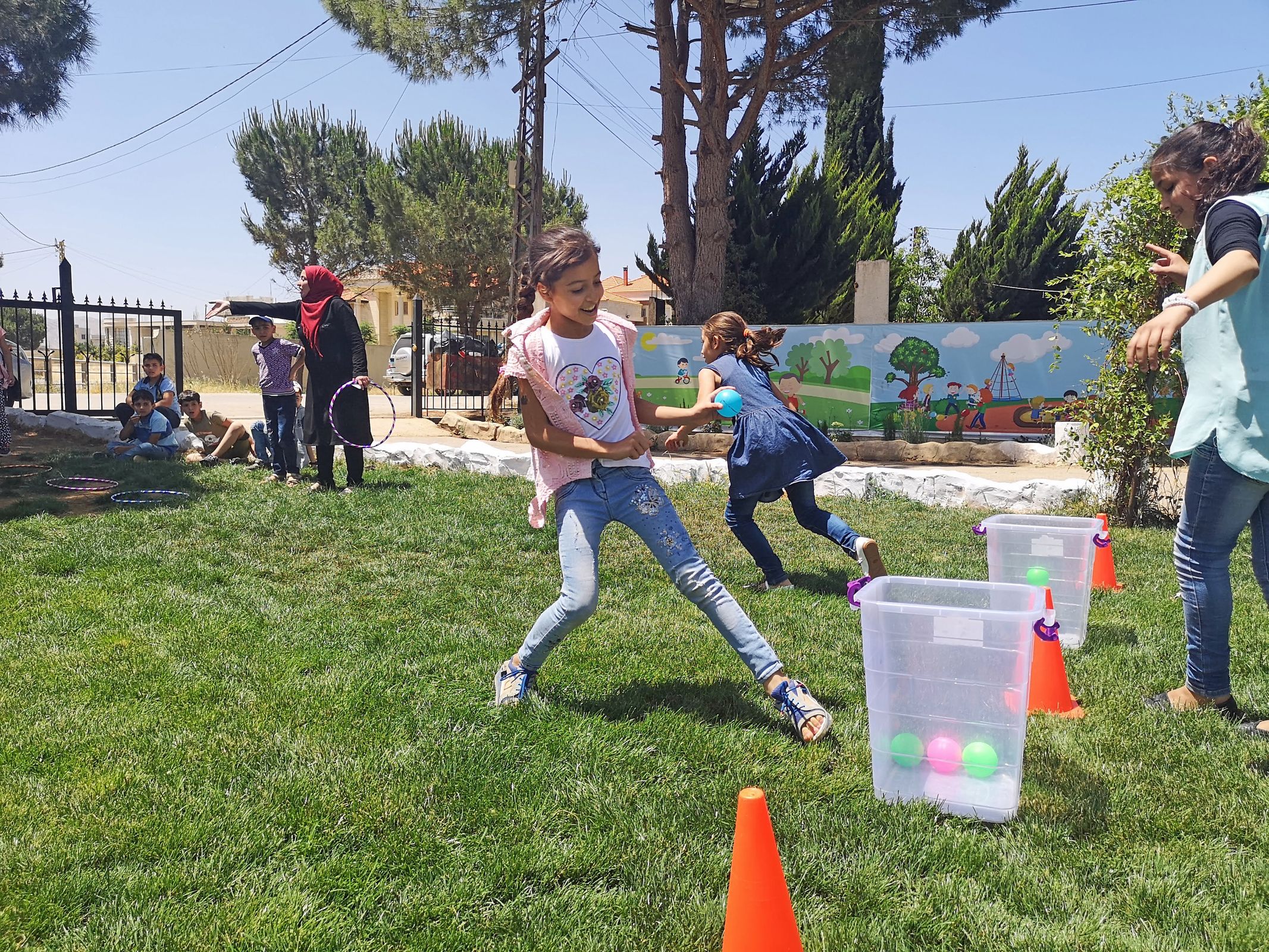 Mädchen im Sportunterricht auf einer Wiese rennen um die Wette. (Quelle: Lorenz Töpperwien) Mädchen im Sportunterricht auf einer Wiese rennen um die Wette. (Quelle: Lorenz Töpperwien)