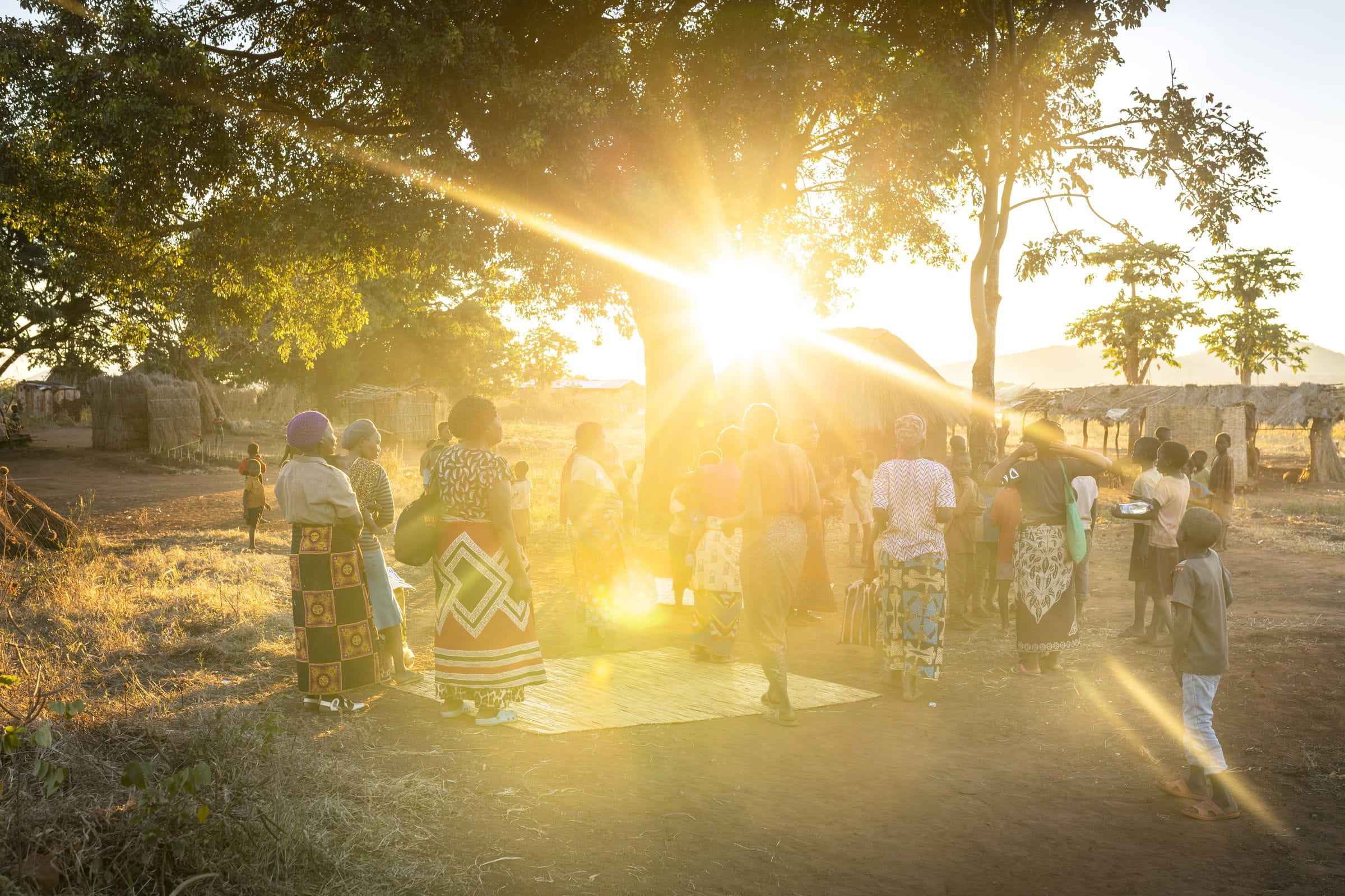 Im Licht der untergehenden Sonne treffen sich die Teilnehmerinnen des Projektes "Bank of Mamas". (Quelle: Christian O. Bruch) Im Licht der untergehenden Sonne treffen sich die Teilnehmerinnen des Projektes "Bank of Mamas". (Quelle: Christian O. Bruch)