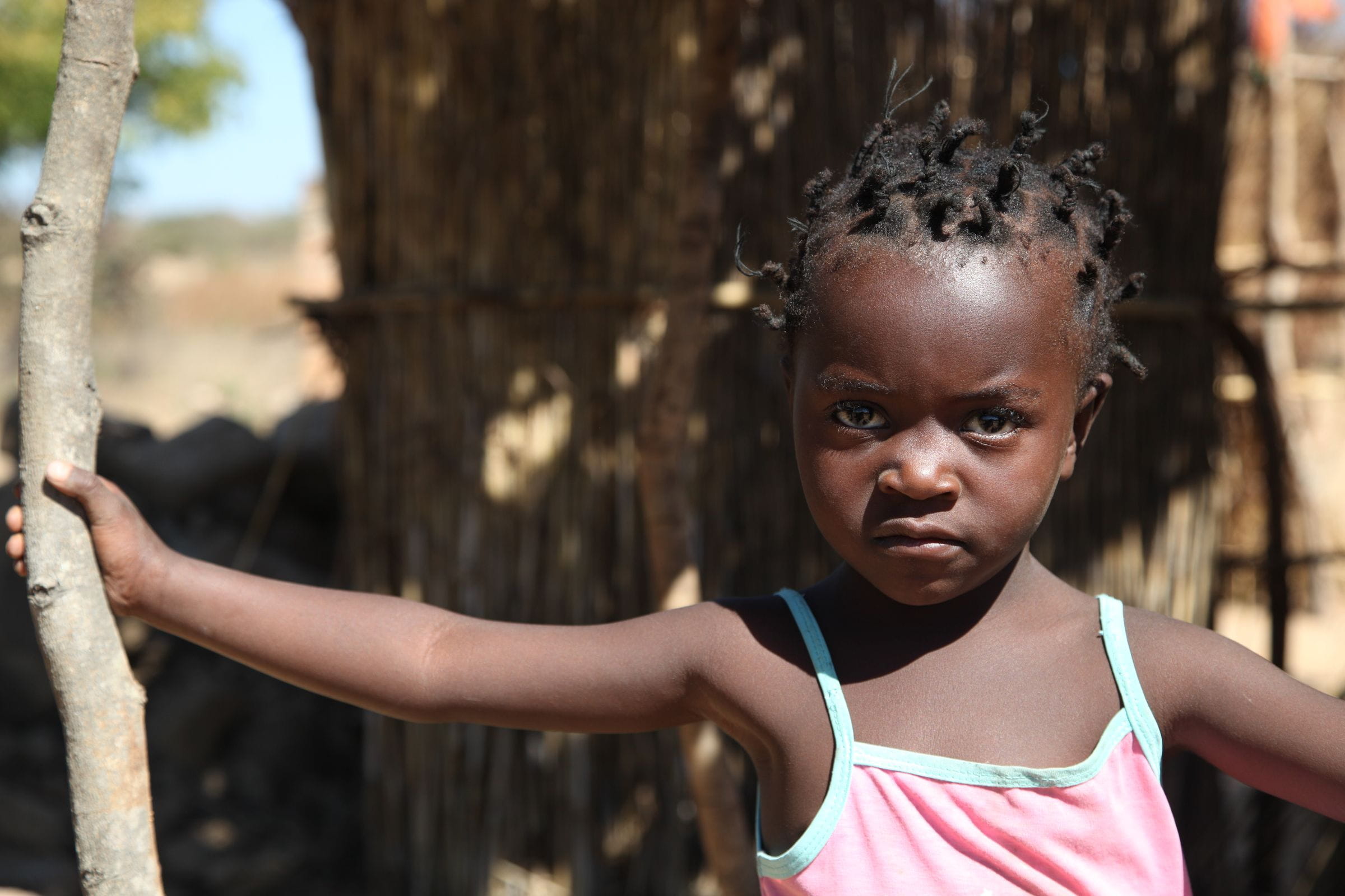 Ein kleines Mädchen in Sambia schaut in die Kamera. Ein kleines Mädchen in Sambia schaut in die Kamera.