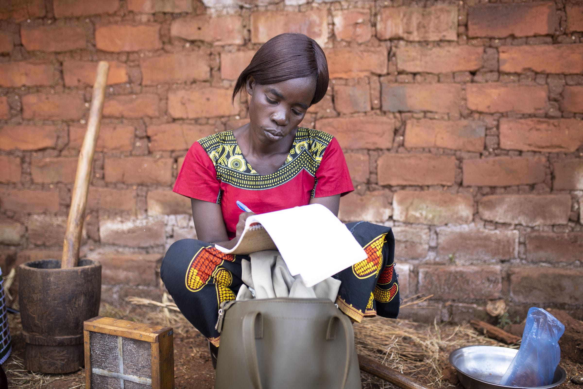 Ngoza Mwale, Dolmetscherin und Mitarbeiterin des Kindernothilfe-Teams waehrend des Projektes "Bank of Mamas", in Sambia (Quelle: Christian O. Bruch) Ngoza Mwale, Dolmetscherin und Mitarbeiterin des Kindernothilfe-Teams waehrend des Projektes "Bank of Mamas", in Sambia (Quelle: Christian O. Bruch)
