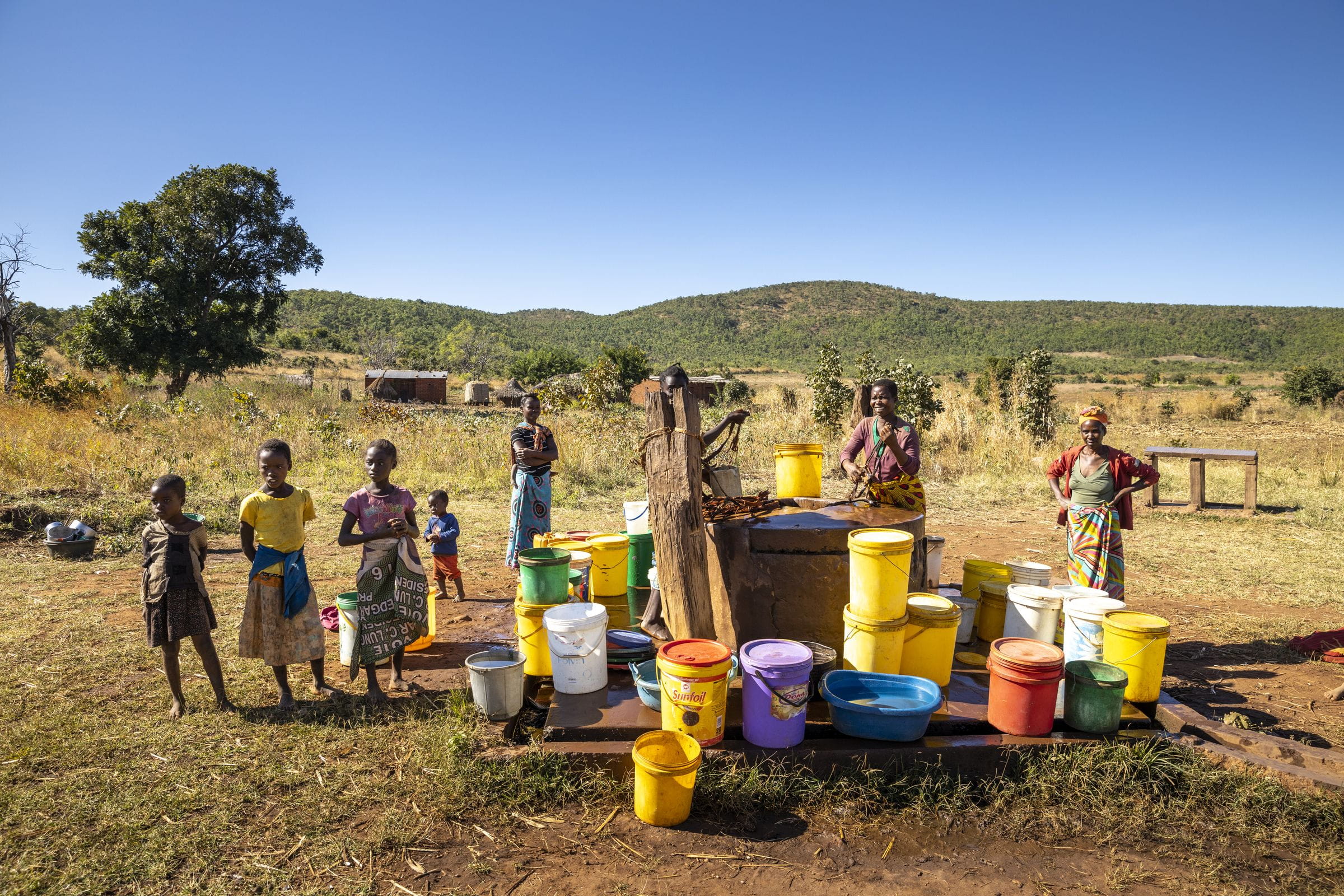 Frauen holen Wasser an einem Brunnen in Sambia. (Quelle: Christian O. Bruch) Frauen holen Wasser an einem Brunnen in Sambia. (Quelle: Christian O. Bruch)