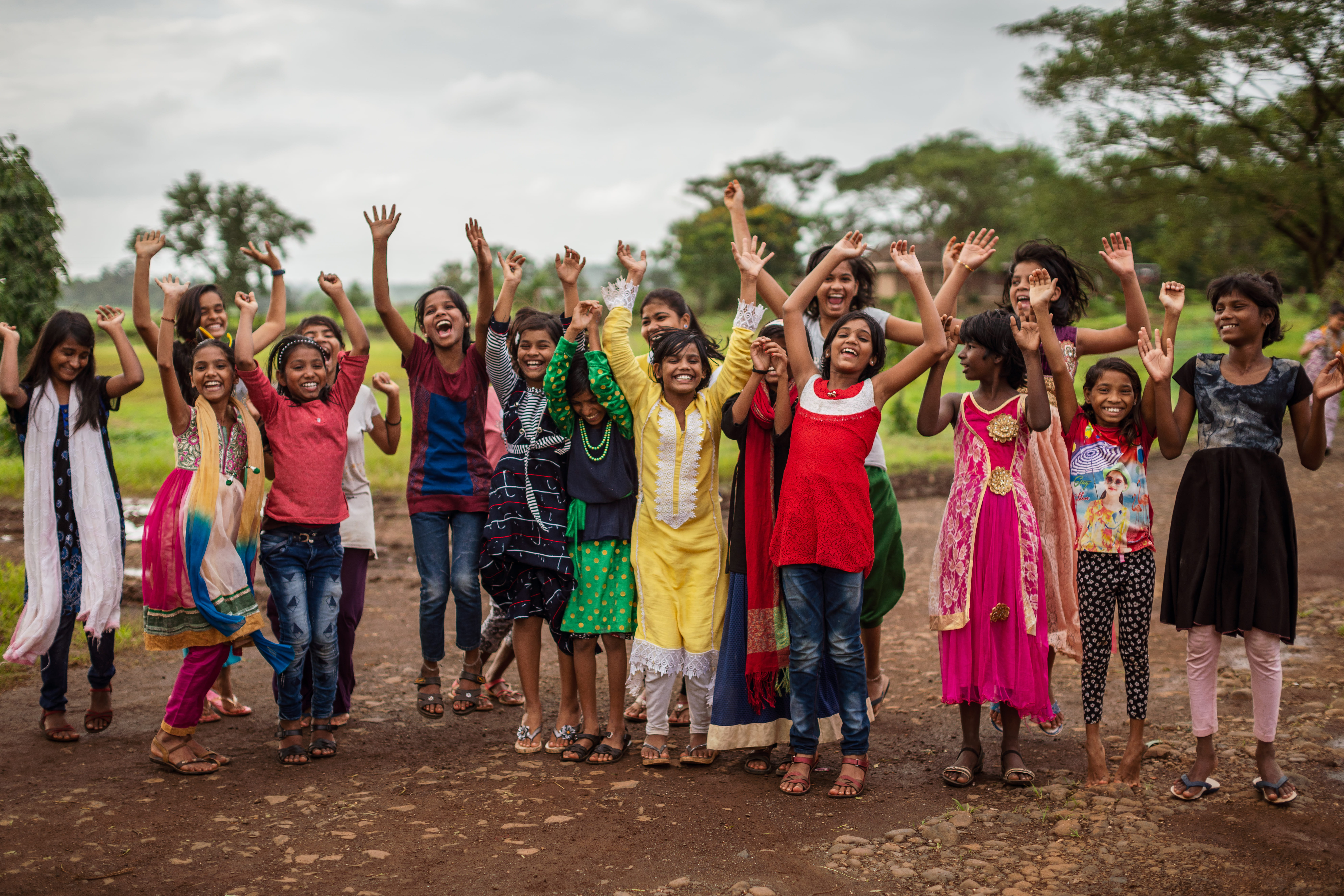 Gruppenbild, winkende Kinder, Kindernothilfe in Indien. (Quelle: Jakob Studnar) Gruppenbild, winkende Kinder, Kindernothilfe in Indien. (Quelle: Jakob Studnar)