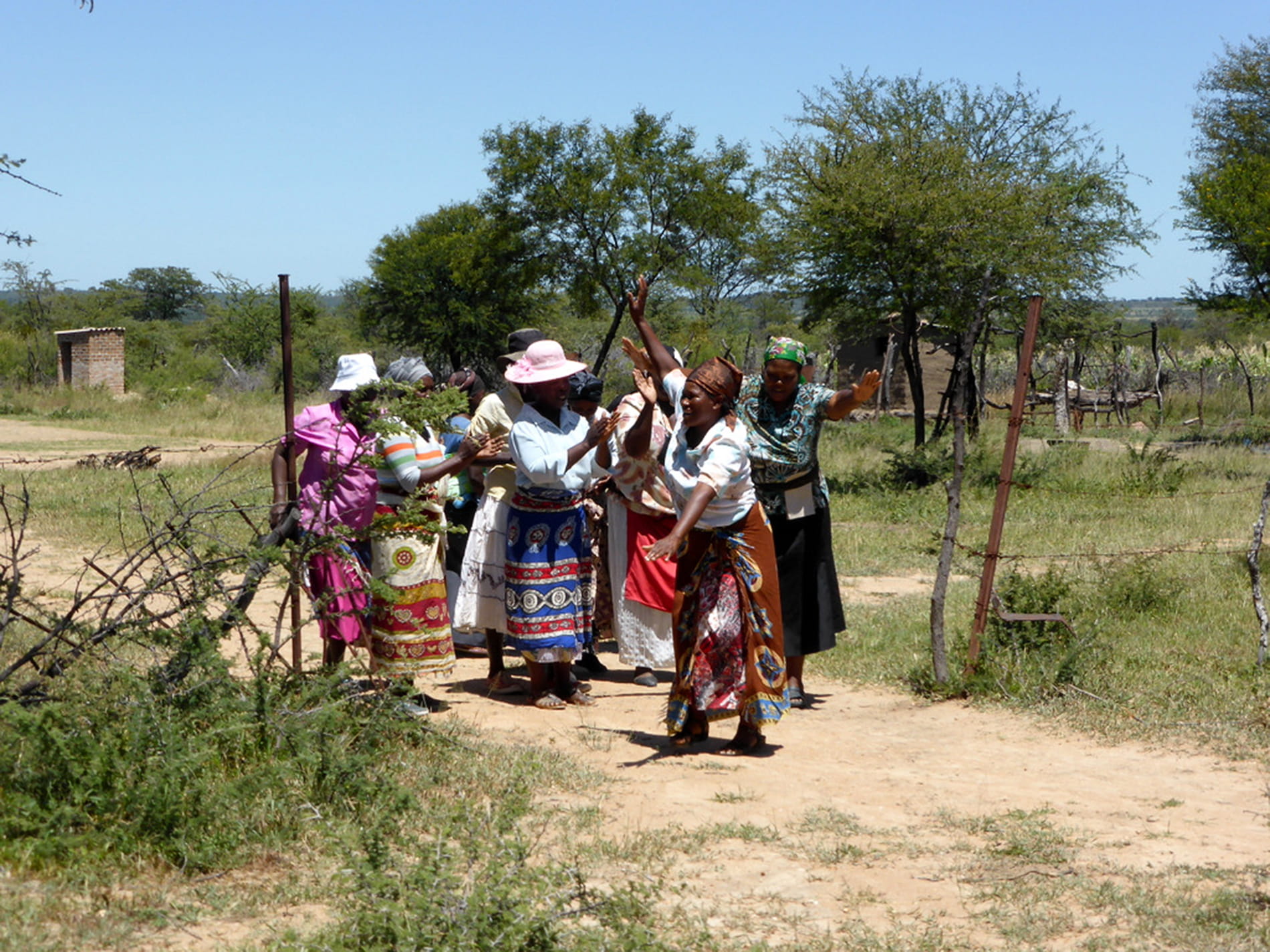 Frauen der Selbsthilfegruppe in Simbabwe auf dem Weg zur Feldarbeit. (Quelle: Kindernothilfe) Frauen der Selbsthilfegruppe in Simbabwe auf dem Weg zur Feldarbeit. (Quelle: Kindernothilfe)