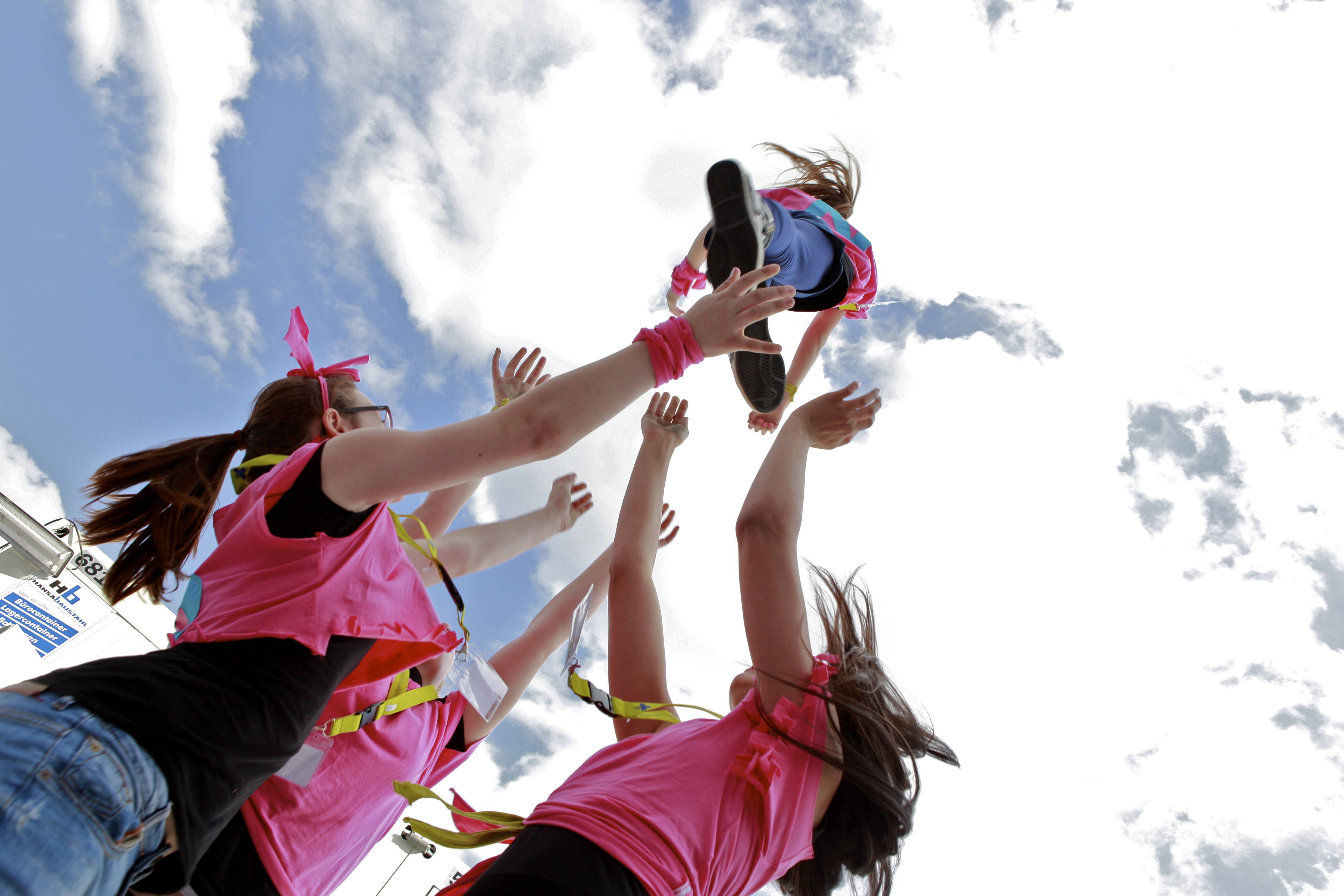 Kind wird in die Höhe geworfen und wieder aufgefangen Kind wird in die Höhe geworfen und wieder aufgefangen