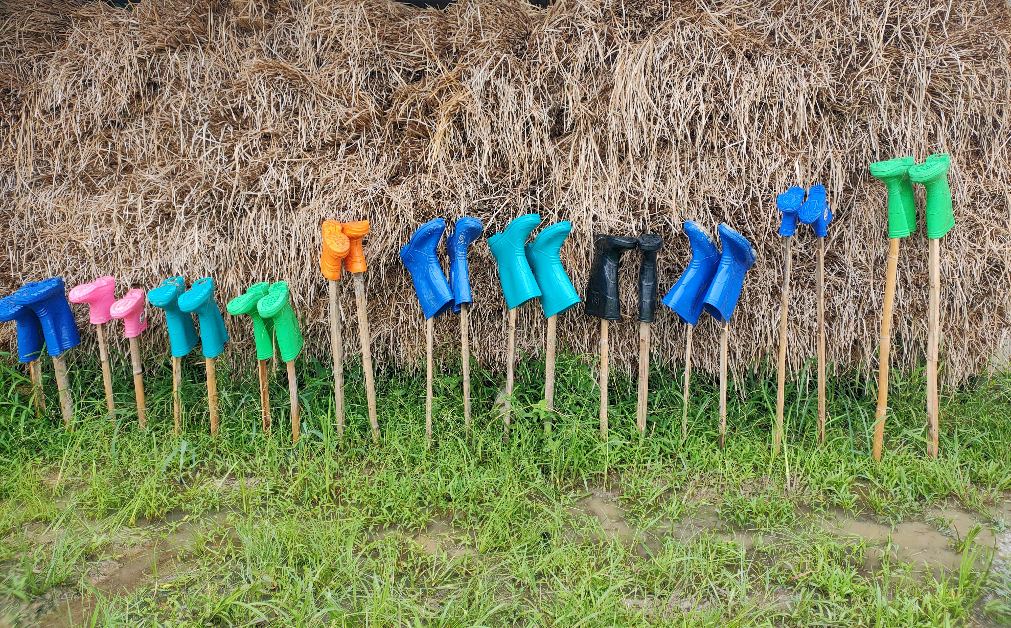 Viele bunte Gummistiefel als Zeichen für Vielfalt
