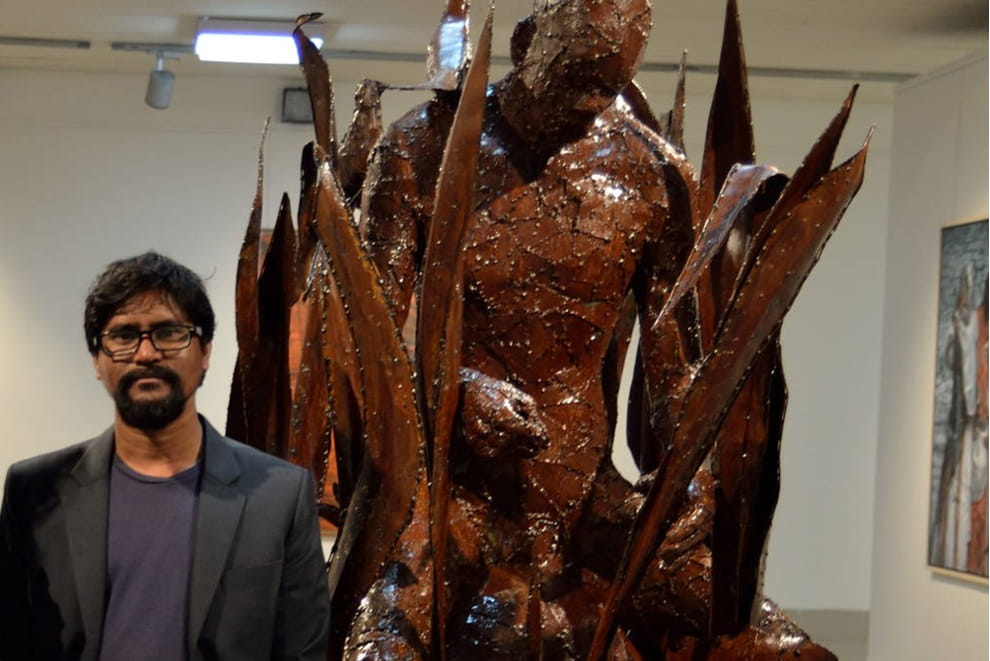 Patengeschichte "Tejosch Halder"; Foto: Künstler neben einer Skulptur (Quelle: Kindernothilfe-Partner / Kindernothilfe, Soumik Das/Jjafrin Gulshan) Patengeschichte "Tejosch Halder"; Foto: Künstler neben einer Skulptur (Quelle: Kindernothilfe-Partner / Kindernothilfe, Soumik Das/Jjafrin Gulshan)